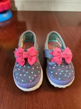 Skechers Girls Gray Slip-On Sneakers with Pink Bows
